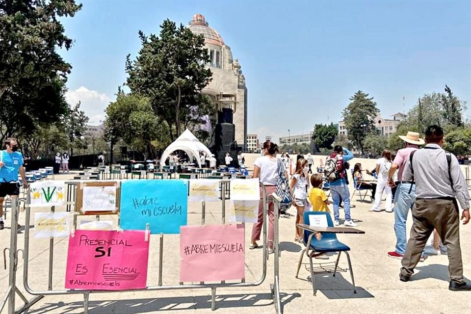 A un año del cierre de escuelas por la pandemia, padres, docentes y alumnos protestaron en al menos 10 estados en demanda de la reapertura.
