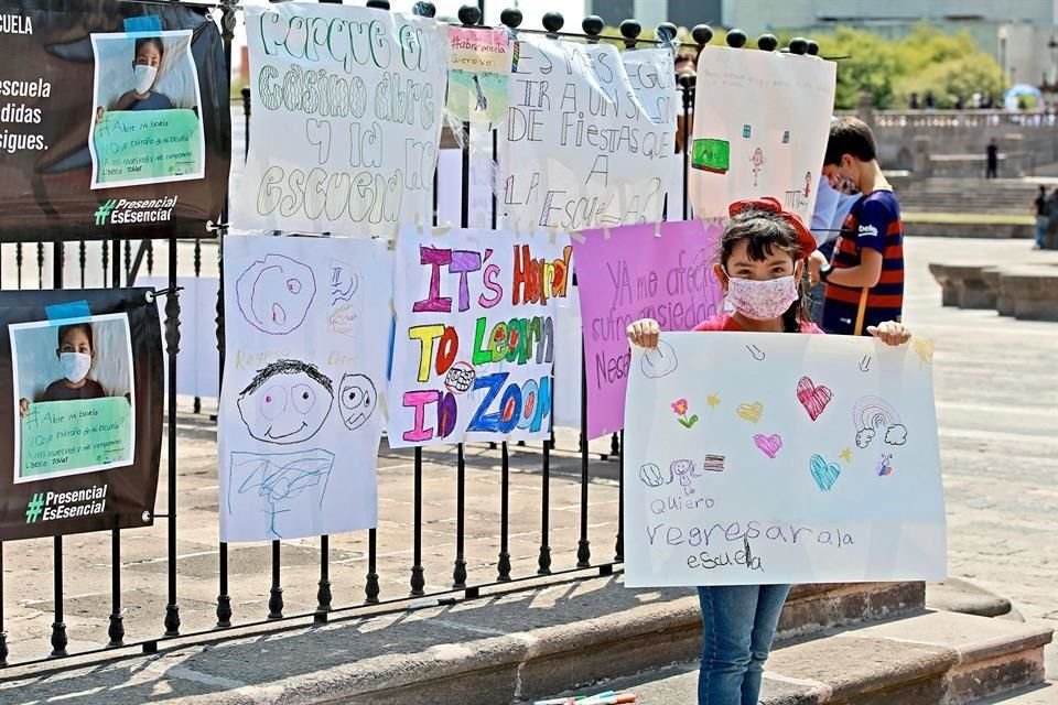 Ayer, padres de familia del movimiento #AbreMiEscuela pidieron la reactivación educativa en la Explanada de los Héroes.