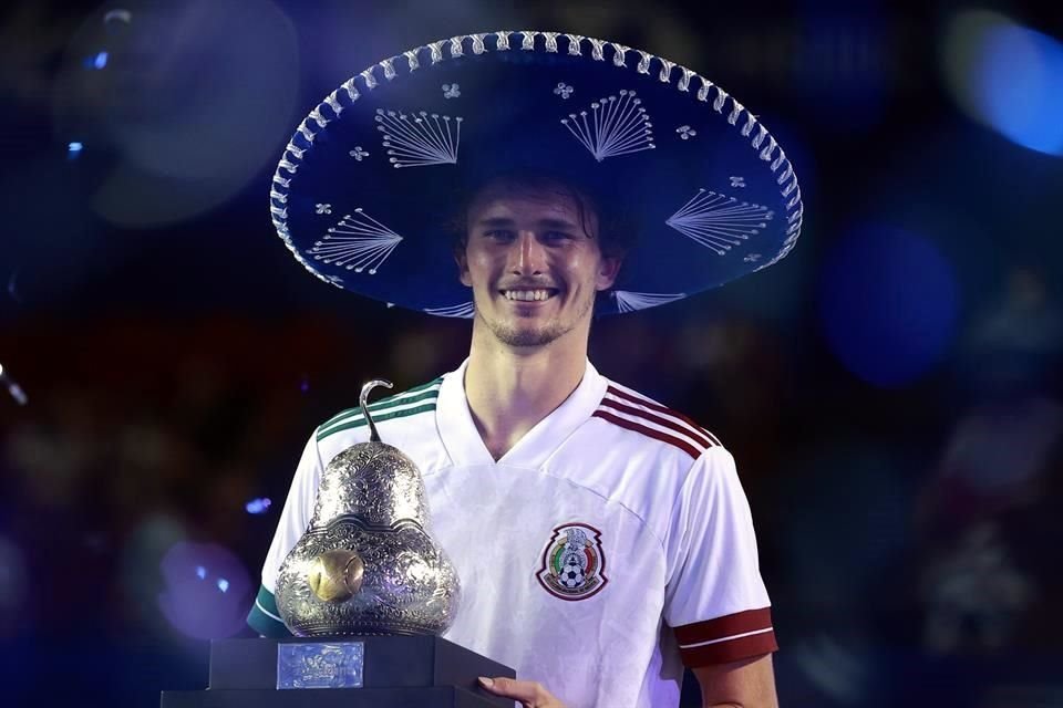 El alemán celebró con la playera de la selección mexicana de futbol.