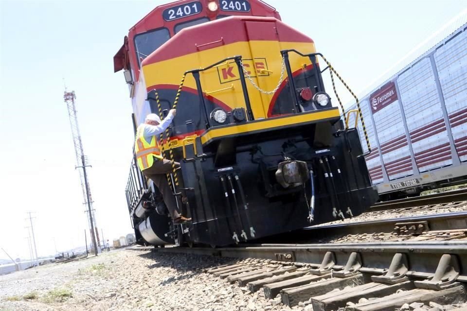 Kansas City Southern se enfrenta en México a los bloqueos de la CNTE a las vías férreas, así como cambios en las regulaciones para las instalaciones que almacenan combustibles importados y que son transportados por medio de ferrocarril.