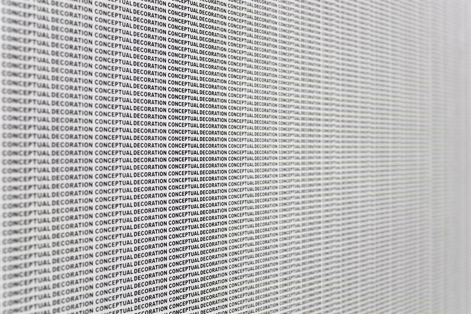 En la muestra, por primera vez se exhibe en América 'Conceptual Decoration Silver and Black Wallpaper', de Stefan Brüggemann, obra que abarcará aproximadamente 100 metros de los muros de la Galería 2 del Museo Jumex.