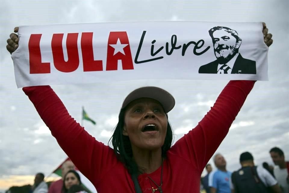 Una simpatizante de Lula da Silva protesta por la libertad del ex Presidente en 2019.