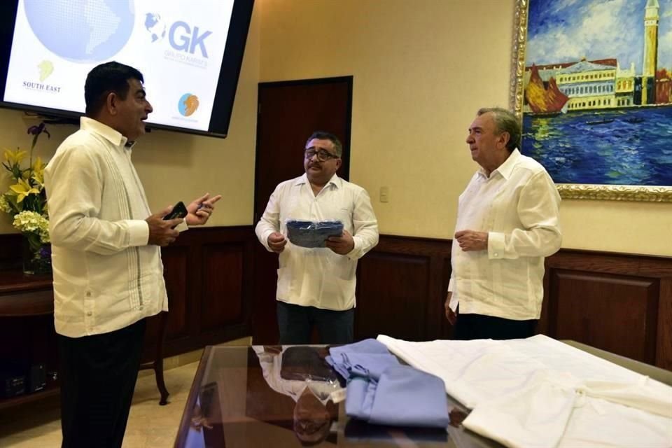 Mohamad Yusuf Amdani (izquierda) es el propietario de la empresa.