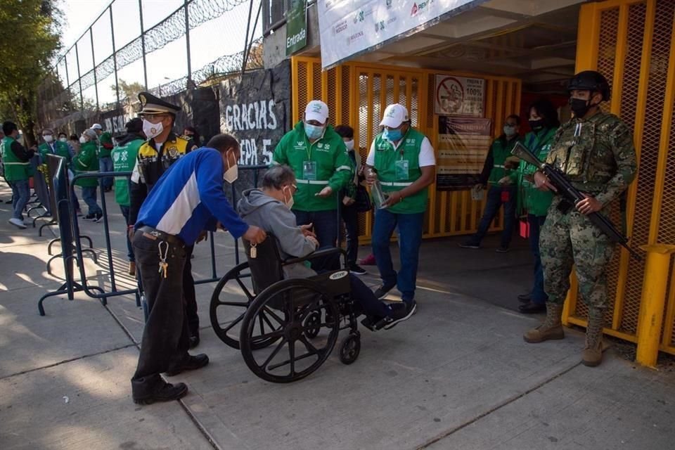 Este miércoles se habilitó la Escuela Nacional Preparatoria No. 5 como macrounidad vacunadora. 