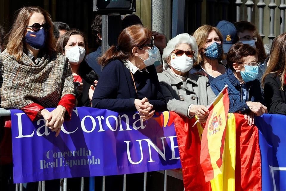 Varias personas esperan la llegada de la Princesa Leonor que presidió este miércoles el primer acto en solitario de su trayectoria institucional.