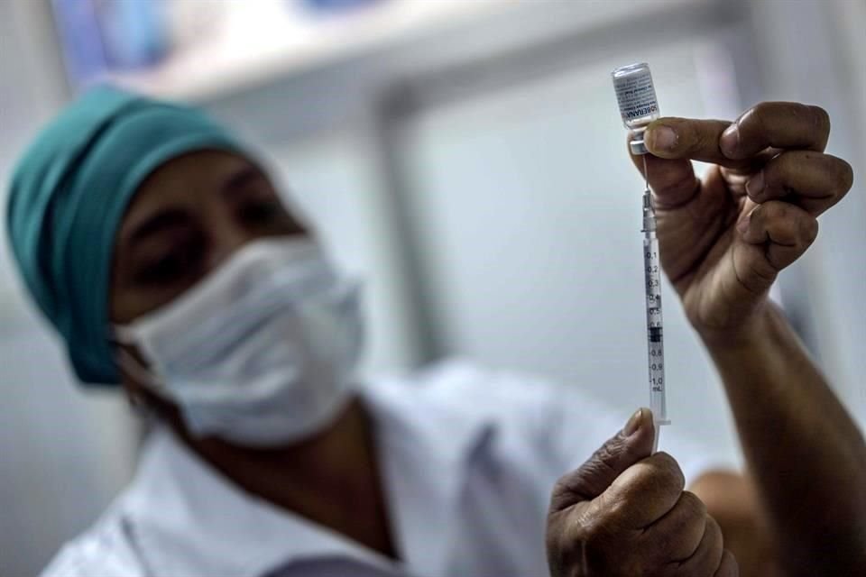 Una enfermera prepara una dosis de la vacuna Soberana 2 para aplicarla en La Habana.