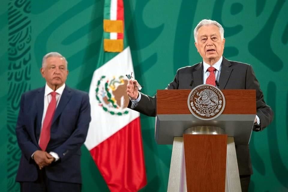 El director de la CFE, Manuel Bartlett, acompañó al Presidente AMLO durante su conferencia mañanera.