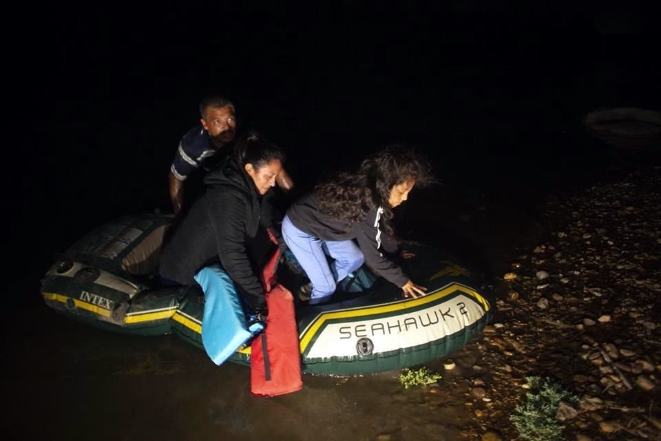 Kaylee Samantha, una menor no acompañada de 7 años, baja de una balsa inflable en el Río Bravo.