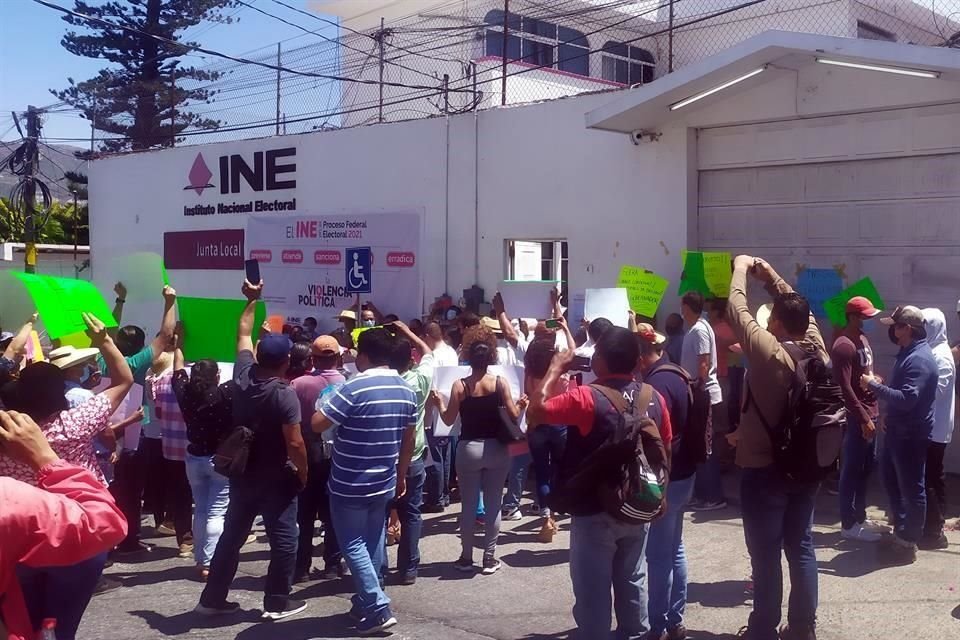 Simpatizantes de Salgado protestaron en el Consejo del INE en Chilpancingo.