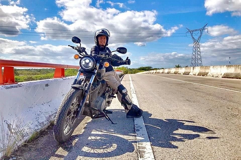 Antes de enfermar, Arturo solía rodar en su moto, ahora se conforma con revisar viejas fotos. Su médico le prohibió hacer esfuerzos.