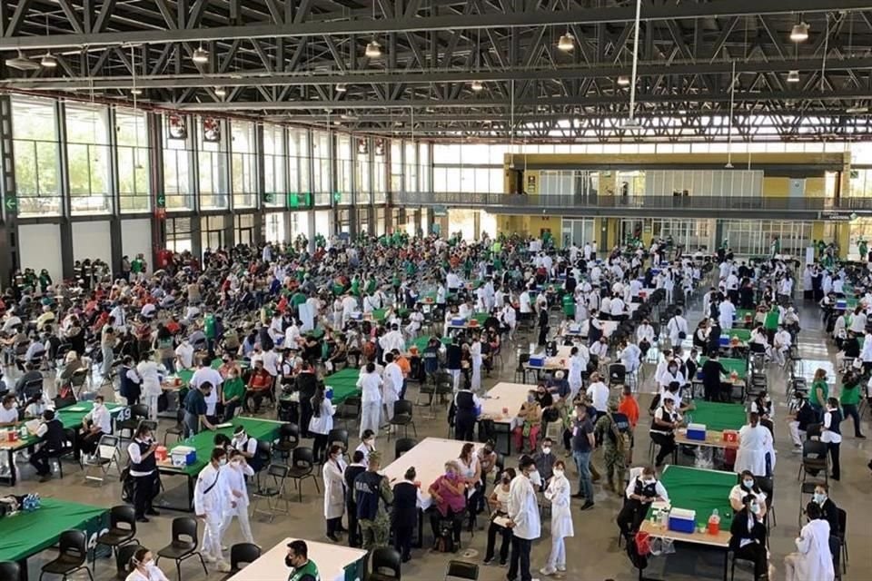 Los voluntarios que están aplicando dosis contra Covid no han sido inmunizados, denunciaron estudiantes de Medicina de la UNAM.