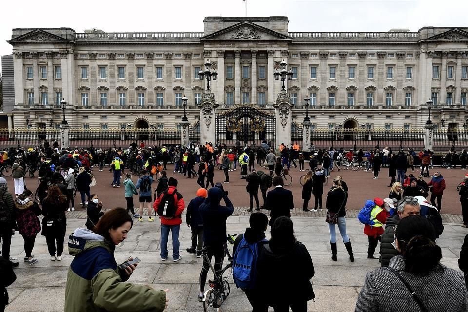 Ciudadanos acuden al Castillo de Windsor o al Palacio de Buckingham, la residencia oficial de la Reina en Londres, para dejar flores, ofrendas y palabras de apoyo.