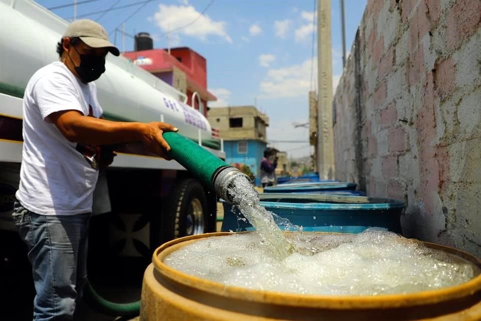 Según censo del Inegi, más de un millón de viviendas en el País dependen total o parcialmente de pipas para abastecerse de agua potable.