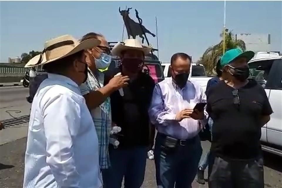 Salgado hizo una parada en la lateral de la Autopista del Sol Acapulco-México, a la altura de un empresa de venta de motocicletas.