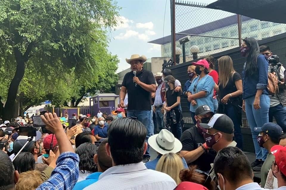 El aspirante a Gobernador en un mensaje afuera de la sede del Instituto.