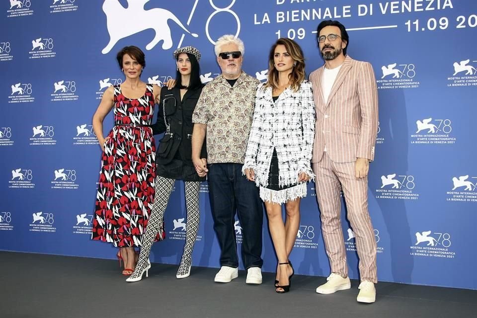 Aitana Sanchez-Gijon, Milena Smit, Pedro Almodovar, Penelope Cruz e Israel Elejalde en el primer día del Festival Internacional de Cine de Venecia.