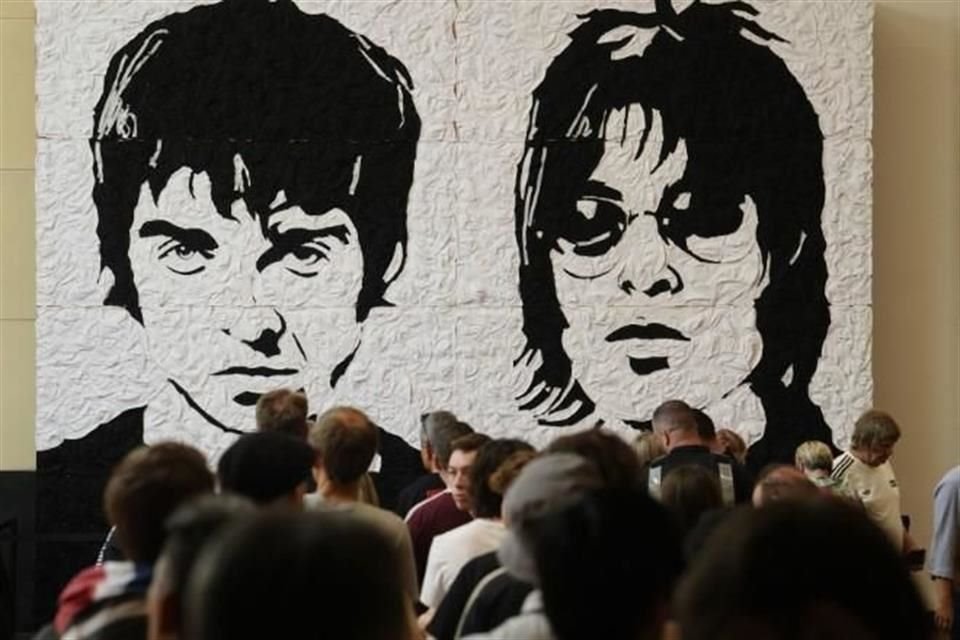 Paramédicos y policías acudieron a su auxilio, pero el fan, de unos 40 años, fue declarado muerto en el lugar.