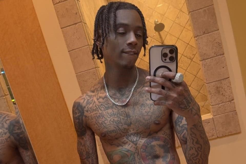 Los agentes realizaron una parada de tráfico en la zona de las avenidas Melrose y North Genesee y descubrieron que Soulja Boy, pasajero del vehículo, estaba en posesión de un arma de fuego.