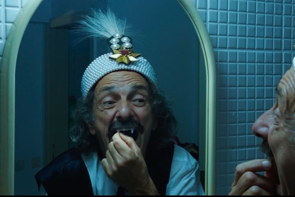 La película reflexiona sobre la mitificación comercial de figuras históricas como Vlad el Empalador.