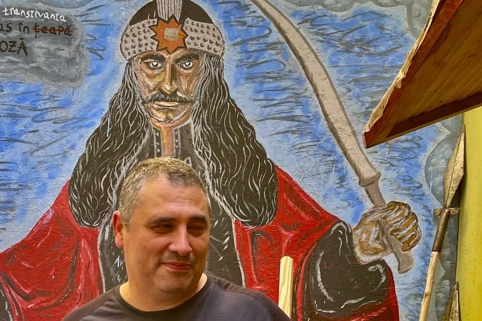 El director rumano desafía convenciones con su característico humor negro y crítica política.