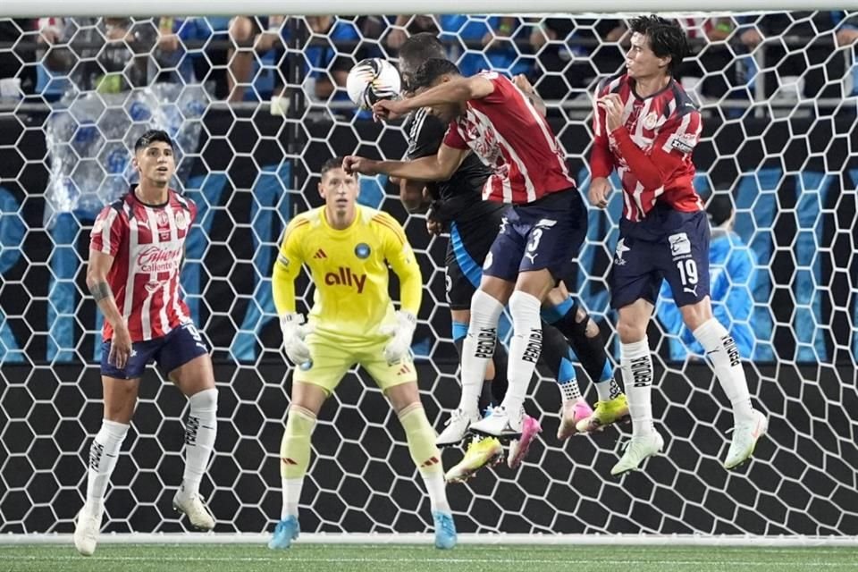 Chivas recibió gol en los últimos minutos y empató 2-2 ante Charlotte FC; ganaron 4-2 en penales, pero esperan combinaciones para avanzar.