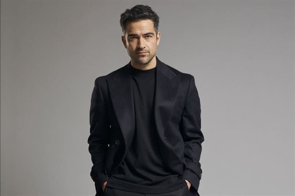 El actor Alfonso Herrera denunció en redes sociales que, tras aterrizar en el AICM, su equipaje fue abierto y le robaron regalos y objetos de valor.