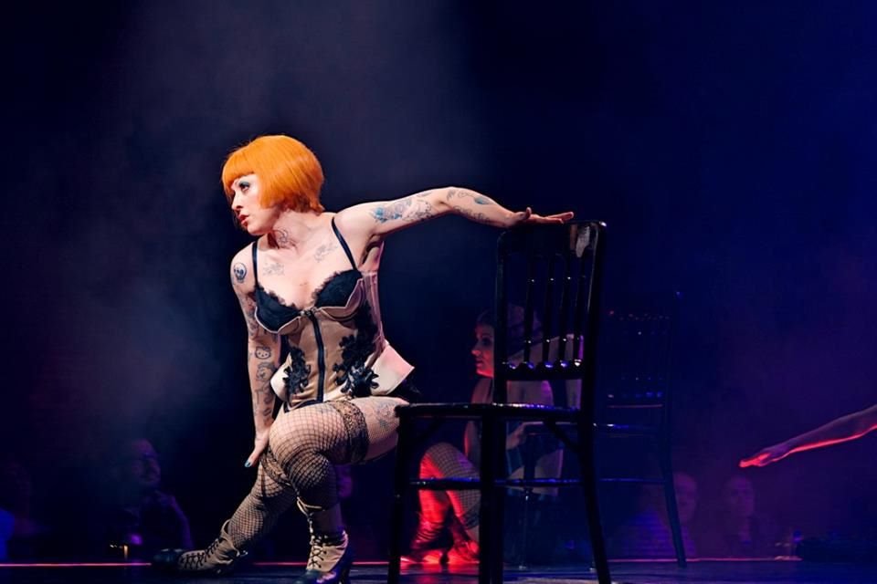 Mon Laferte explora una nueva faceta artística al debutar en teatro musical con el personaje de Sally Bowles en Cabaret.