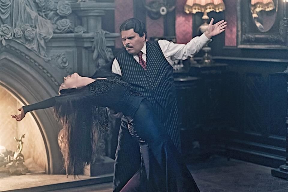 Luis Guzmán y Catherine Zeta Jones protagonizan a Homero y Morticia.
