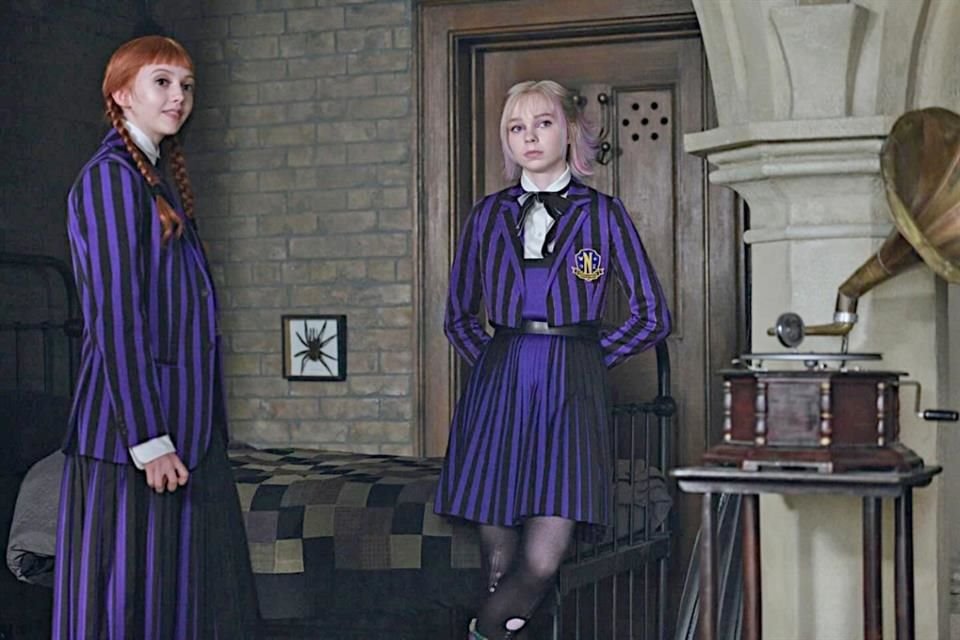 La serie dirigida por Tim Burton combina misterio, humor negro y drama familiar, en una historia que vuelve a conquistar al público.