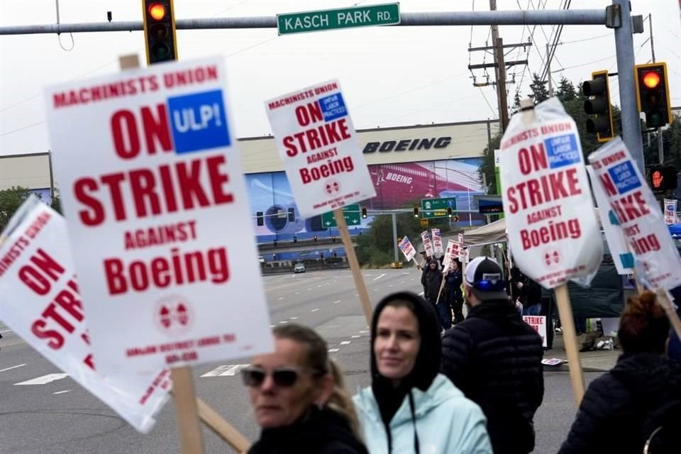 El pasado 4 de agosto, unos 3 mil 200 trabajadores de la unidad de defensa de Boeing entraron en huelga, la primera del sindicato desde 1996.