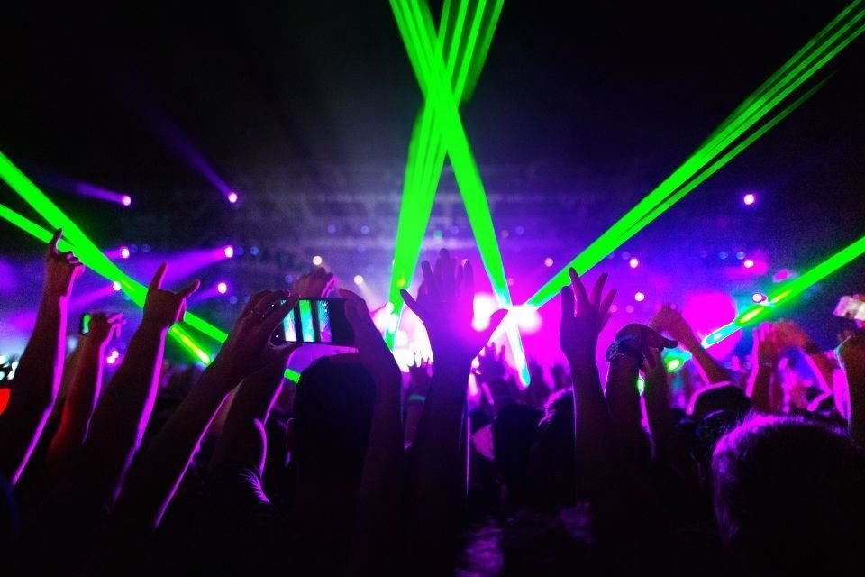 Los agentes policíacos respondieron inicialmente alrededor de las 23:00 horas del domingo para clausurar una 'gran fiesta'.