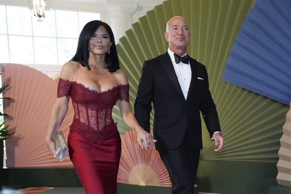 Jeff Bezos y Lauren Sanchez siguen disfrutando al máximo su recién estrenado matrimonio y lo hacen de forma extravagante al lado de famosos.