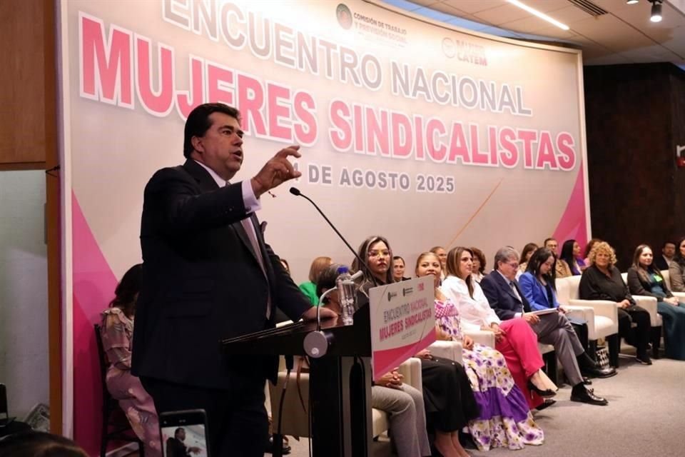 El morenista Pedro Haces en el Encuentro Nacional de Mujeres Sindicalistas efectuado en la Cámara de Diputados.