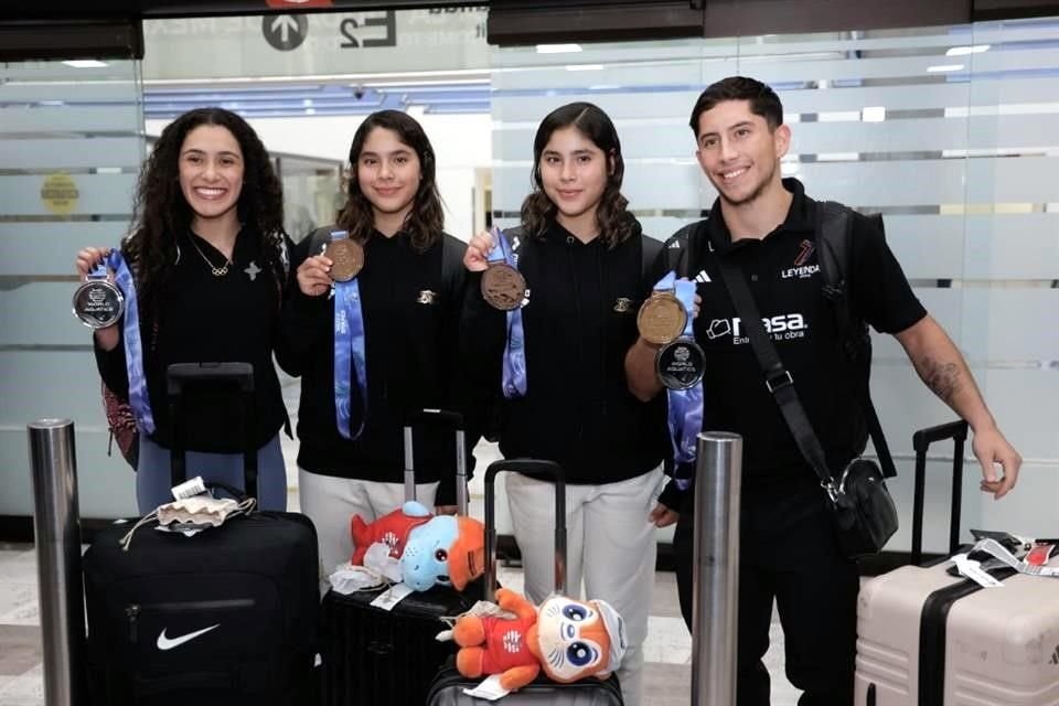 Gaby Agúndez, las gemelas Mía y Lía Cueva y Randal Willars arribaron a México luego de conseguir medallas en el Campeonato Mundial de Singapur.