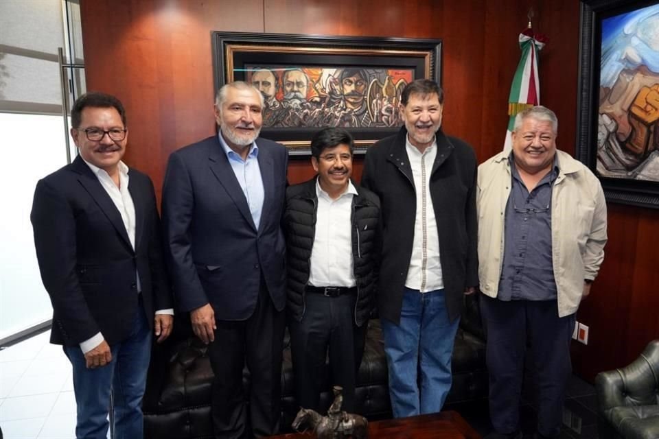 Aguilar (centro) revisó con legisladores la logística para la toma de protesta de más de 800 juzgadores en el Senado el 1 de septiembre.