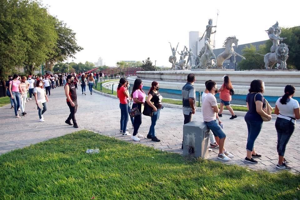 La jornada de vacunación contra el Covid-19 en Monterrey para jóvenes de 18 a 29 años arrancó con una gran asistencia.