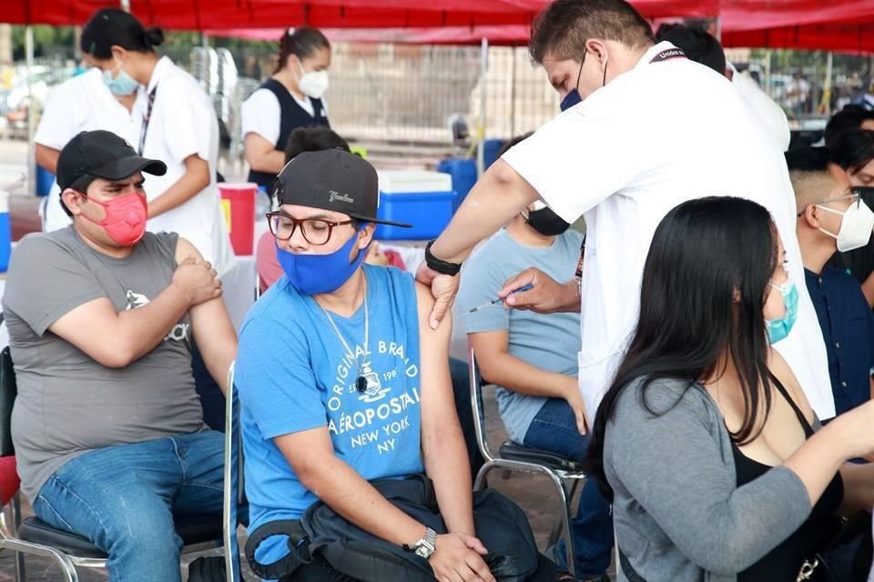 El personal anunció que la vacunación también será para foráneos.