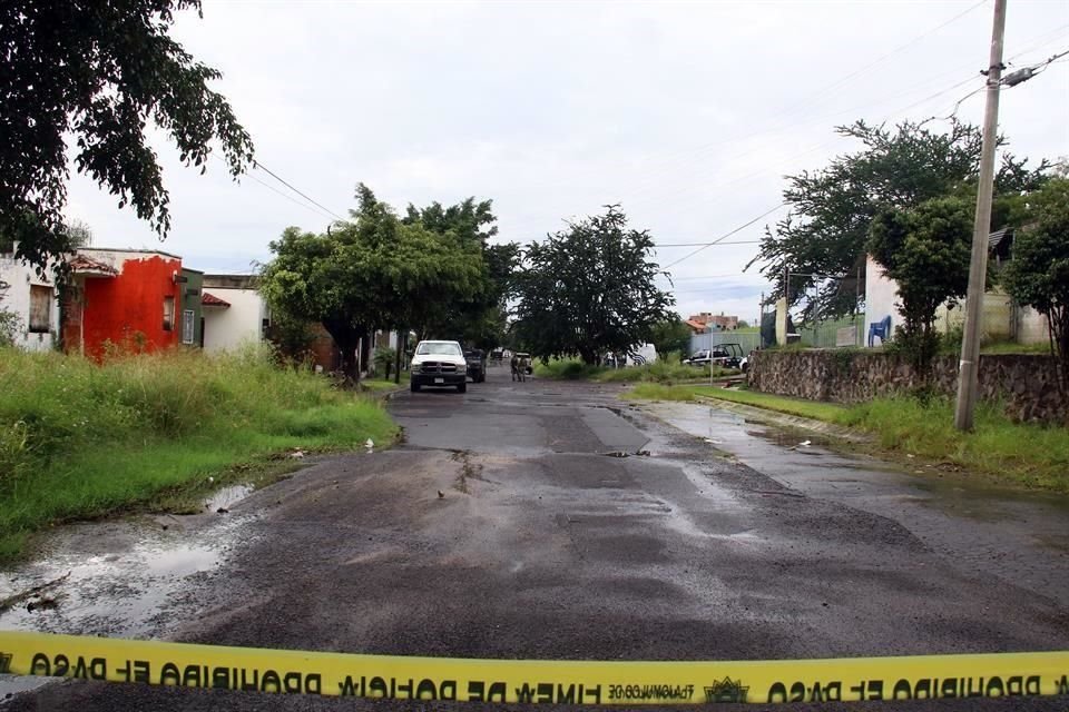 El cadáver de un hombre fue encontrado en una carretilla, tapado con basura, en la calle Yuscapan y Tegucigalpa en el Municipio de Tlajomulco.