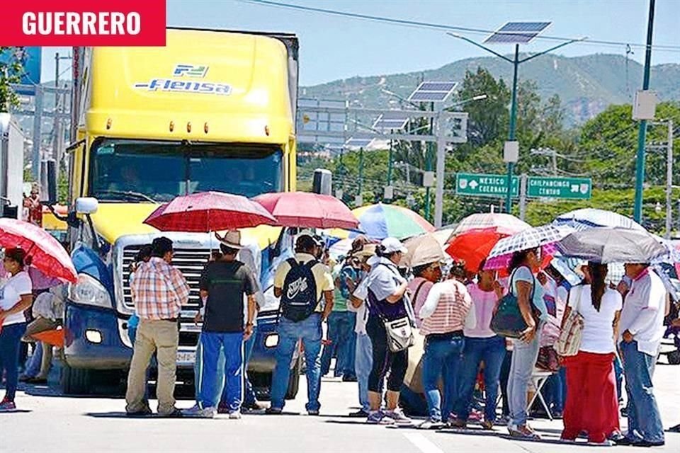 Apoyan la reiterada toma de casetas en la Autopista del Sol y no regresaron a clases presenciales.