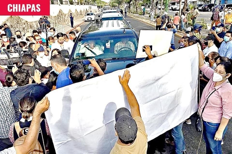 Retuvieron el convoy de AMLO durante su gira de trabajo y convocan a la toma de casetas.