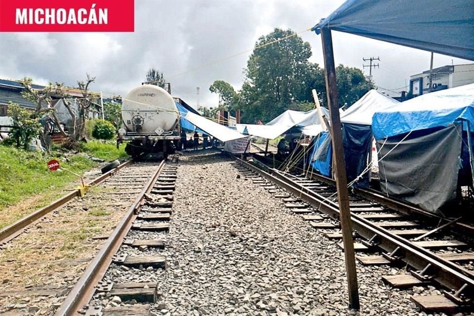 Quemaron camiones repartidores y llevan más de un mes de bloqueo a las vías de tren de carga.