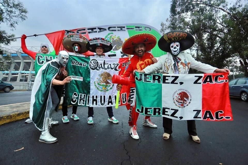 A pesar de que no se abrió el Estadio Azteca un grupo de aficionados acudió.