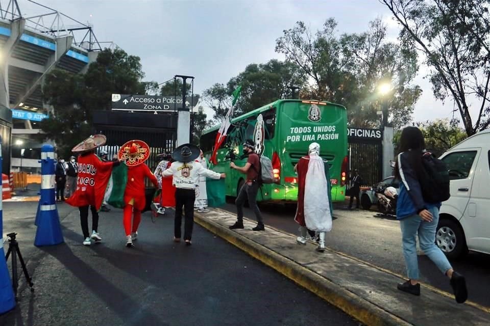 A su llegada al Azteca, el Tricolor recibió porras de los pocos asistentes.