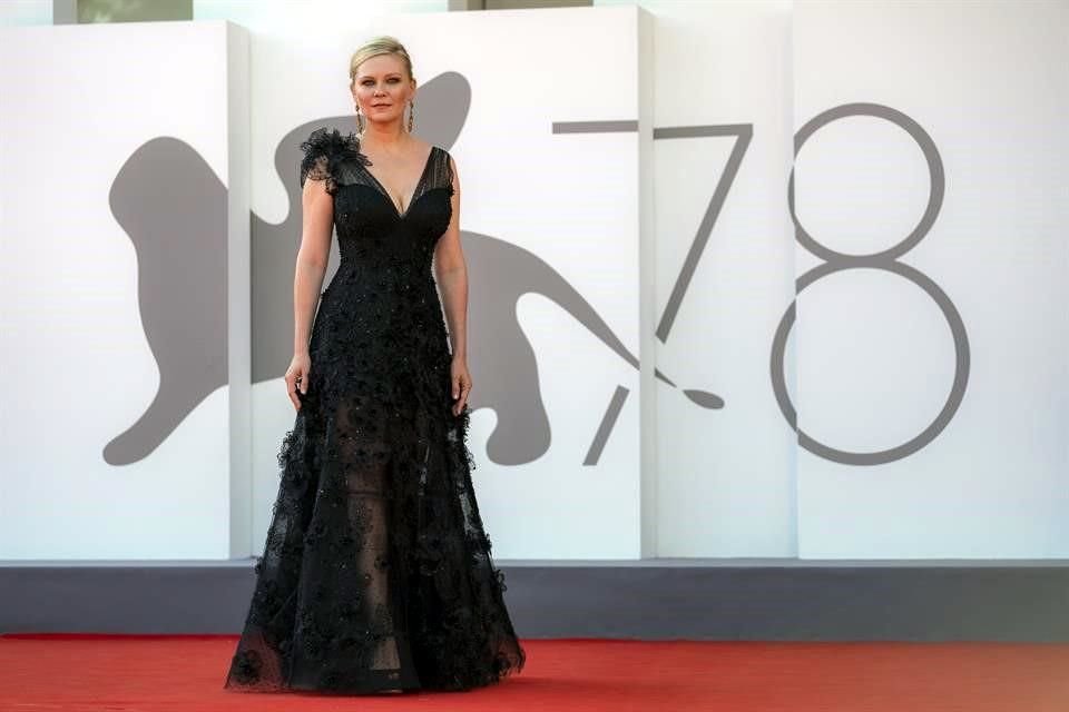 En la alfombra roja de la película 'The Power Of The Dog', la actriz Kirsten Dunst lució un hermoso vestido Giorgio Armani.