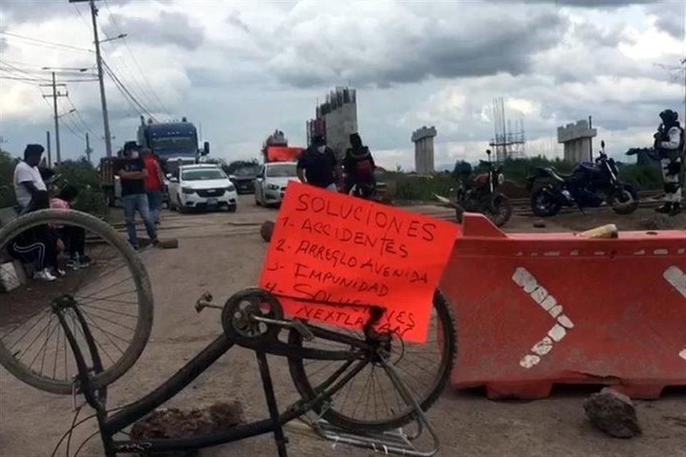 Pobladores de Nextlalpan dijeron que paso de cargamento hacia Aeropuerto de Santa Lucía afecta calles aledañas y pone en riesgo su vida.