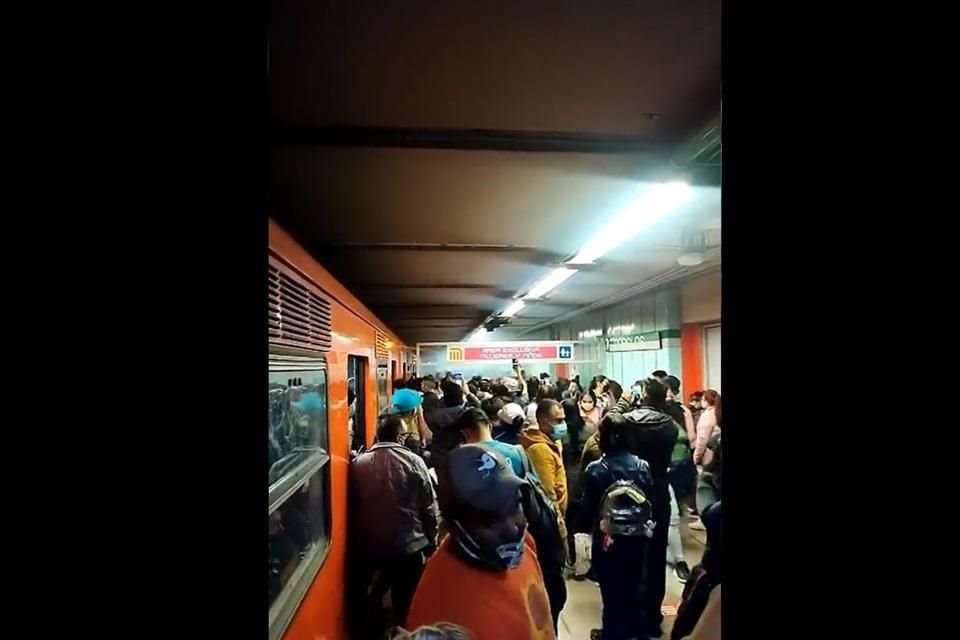 El incidente provocó aglomeraciones en la estación Morelos.