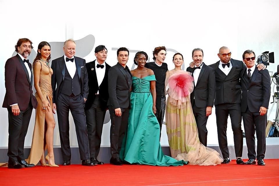 Celebridades brillan en la moda con diseños exclusivos durante el Festival de Cine de Venecia.