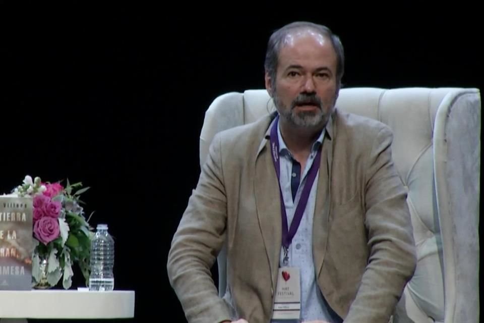 Juan Villoro presentó en el Hay Festival Querétaro su nueva novela titulada 'La tierra de la gran promesa'.