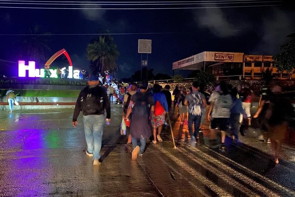 Los migrantes descansarán en el domo municipal de Huixtla para después avanzar a Escuintla.