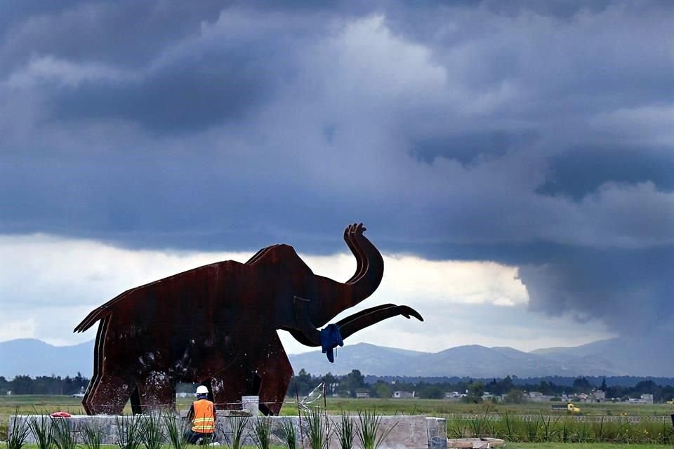 Las esculturas se encuentran apostadas a lo largo de la puerta suroeste del Aeropuerto.